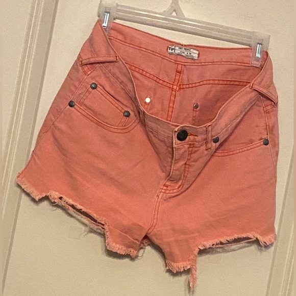Free People Sz-28”Waist Distressed Peach Jean Shorts w/Unfinished Hem, Well Worn - Picture 3 of 16